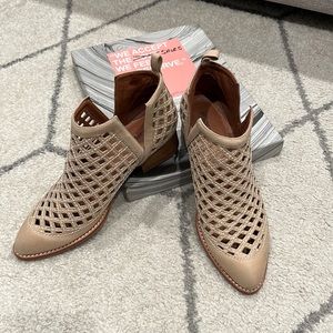 Jeffrey Campbell Taggart Bootie
Color: Beige
Size: 8